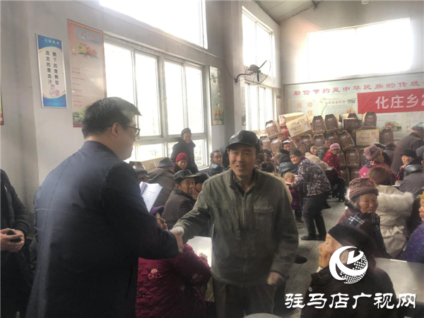 新蔡縣化莊鄉(xiāng)組織全體貧困戶召開2019年度講好脫貧故事暨脫貧攻堅(jiān)表彰大會