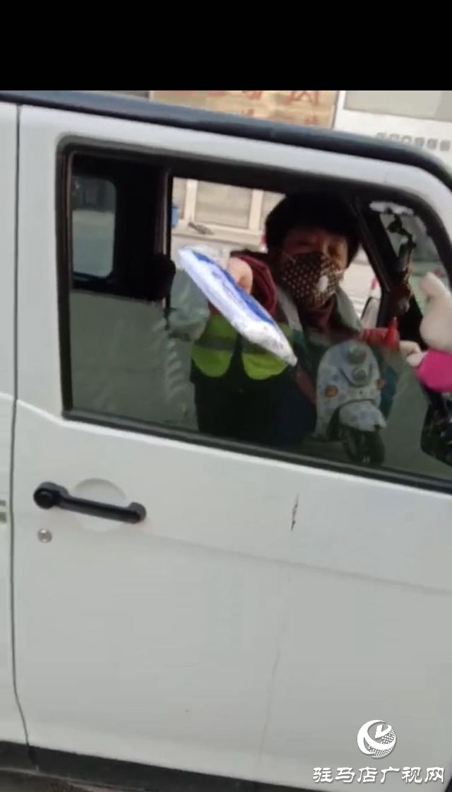 平輿街頭這位大姐把剛買的口罩送給了執(zhí)勤交警！
