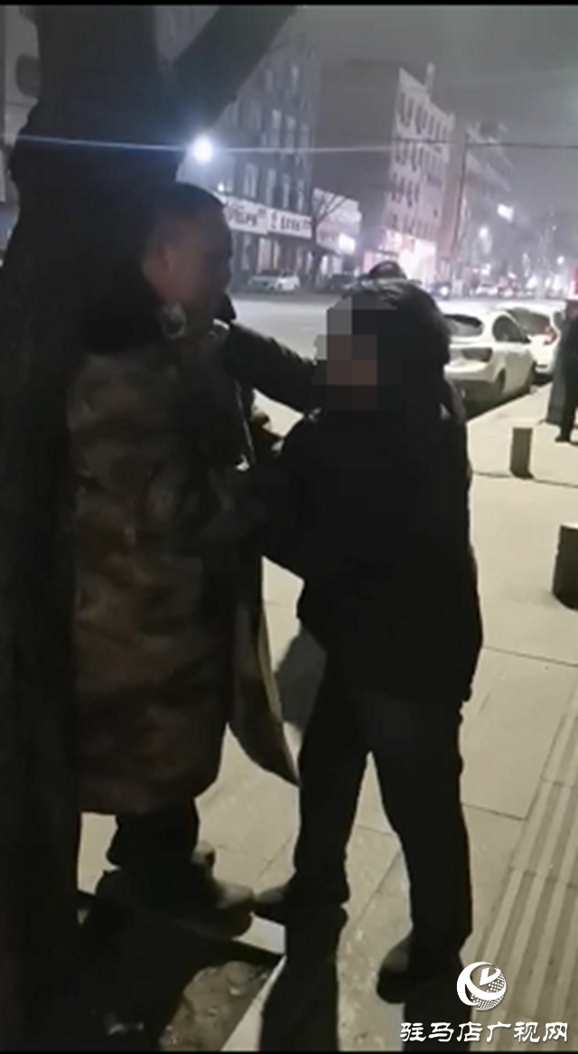 一男子毆打工作人員，干擾疫情防控工作，被平輿警方拘留！