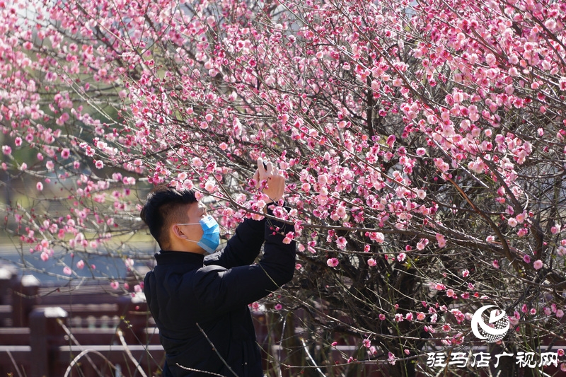 摘掉口罩，露出笑臉
