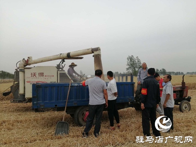 正陽縣蘭青鄉(xiāng)：禁燒“戰(zhàn)場”，黨員在前
