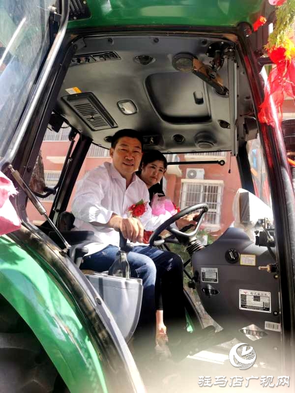 節(jié)奏鏗鏘，馬力強(qiáng)勁！泌陽(yáng)街頭驚現(xiàn)拖拉機(jī)婚禮車(chē)隊(duì) 