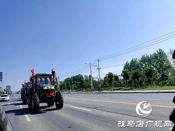 節(jié)奏鏗鏘，馬力強(qiáng)勁！泌陽(yáng)街頭驚現(xiàn)拖拉機(jī)婚禮車(chē)隊(duì) 