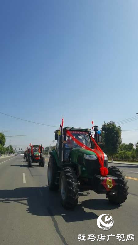 節(jié)奏鏗鏘，馬力強(qiáng)勁！泌陽(yáng)街頭驚現(xiàn)拖拉機(jī)婚禮車(chē)隊(duì) 