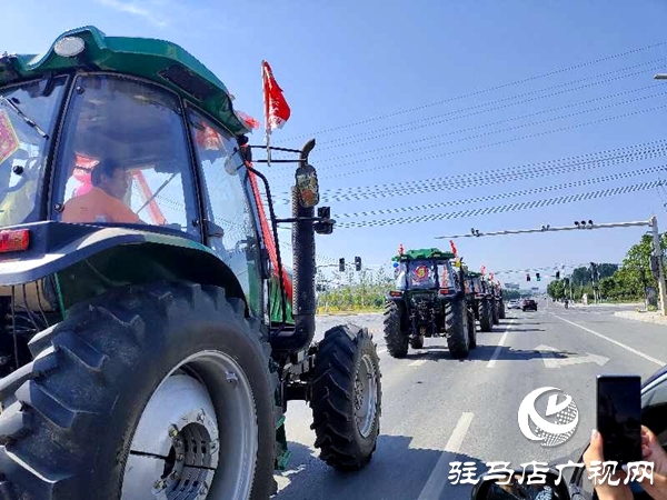 節(jié)奏鏗鏘，馬力強(qiáng)勁！泌陽(yáng)街頭驚現(xiàn)拖拉機(jī)婚禮車(chē)隊(duì) 