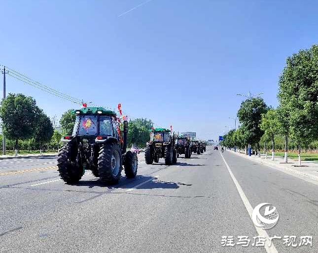 節(jié)奏鏗鏘，馬力強(qiáng)勁！泌陽(yáng)街頭驚現(xiàn)拖拉機(jī)婚禮車(chē)隊(duì) 