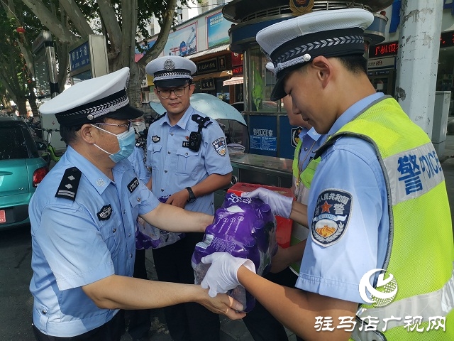 向堅守在高溫一線的人民警察致敬！