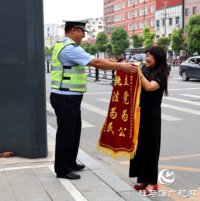 暖心！群眾將錦旗送到崗位上