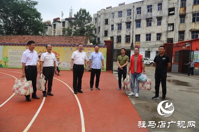 深深敬師義、濃濃關(guān)愛情  ——平輿縣古槐街道黨政主要領(lǐng)導(dǎo)教師節(jié)看望慰問一線教師及教育工作者