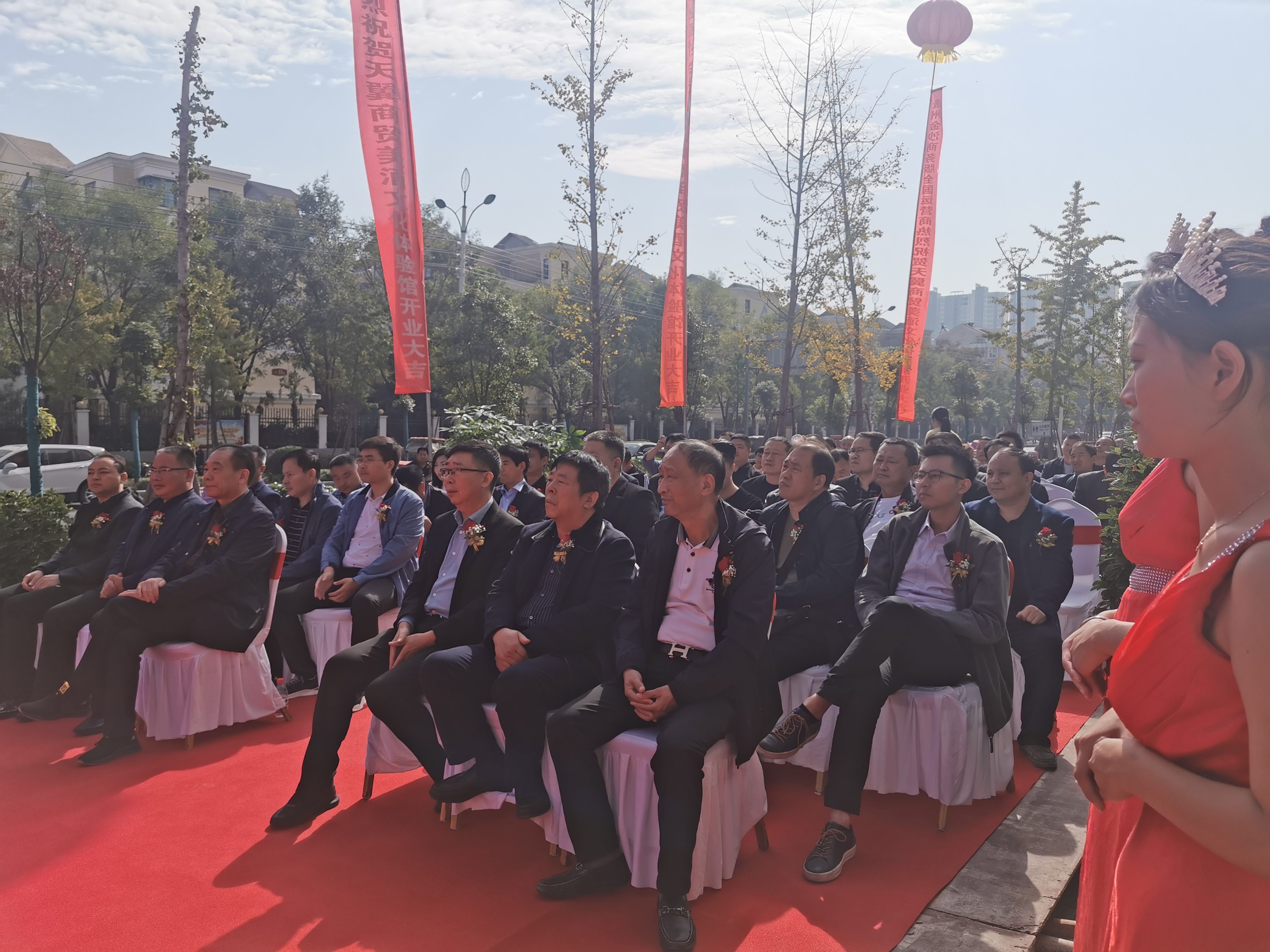 天翼傳大愛，聚力暖人心！天翼商貿(mào)美酒文化體驗館開業(yè)現(xiàn)場溫情上演公益慈善拍賣