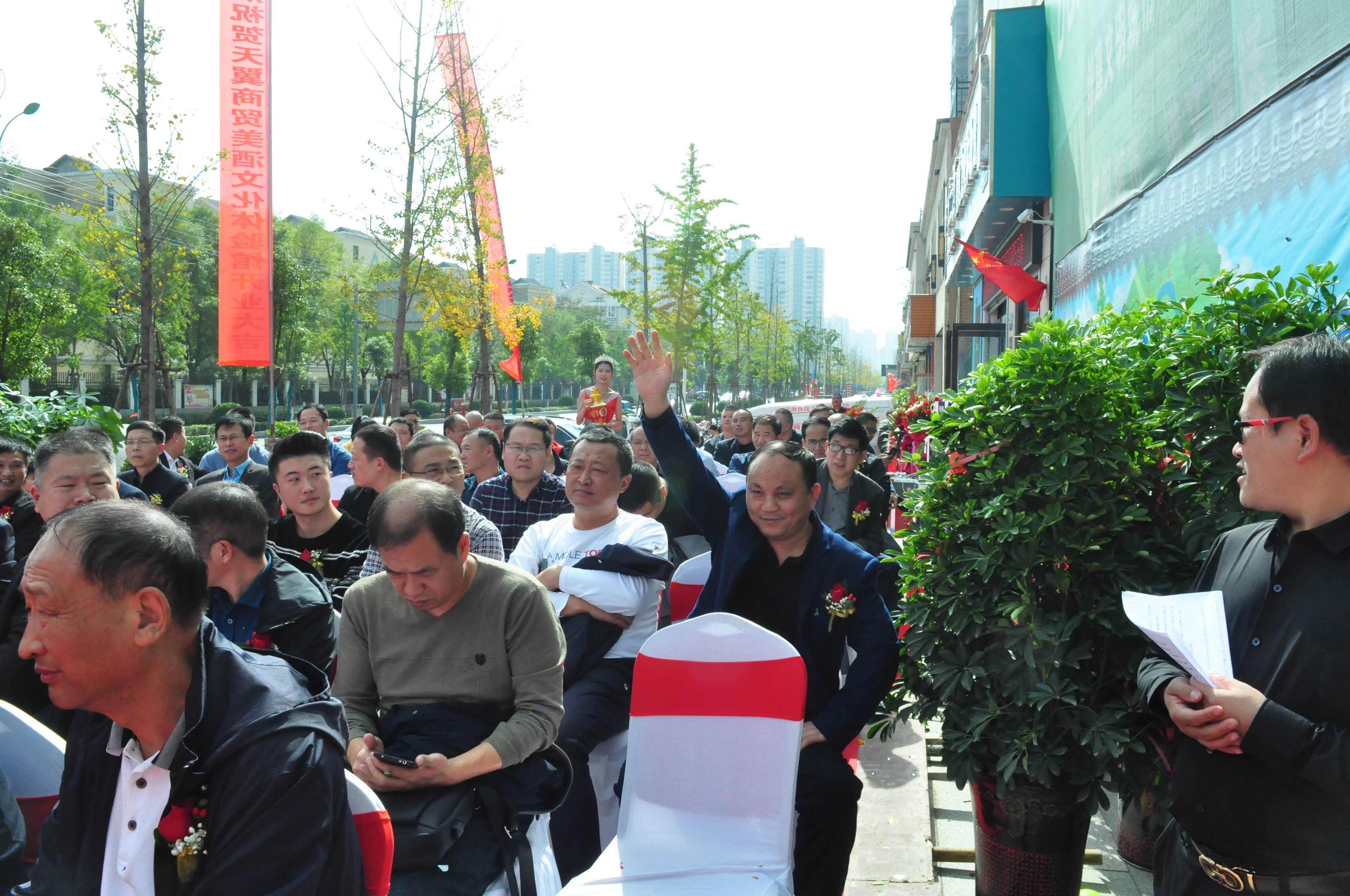 天翼傳大愛，聚力暖人心！天翼商貿(mào)美酒文化體驗館開業(yè)現(xiàn)場溫情上演公益慈善拍賣