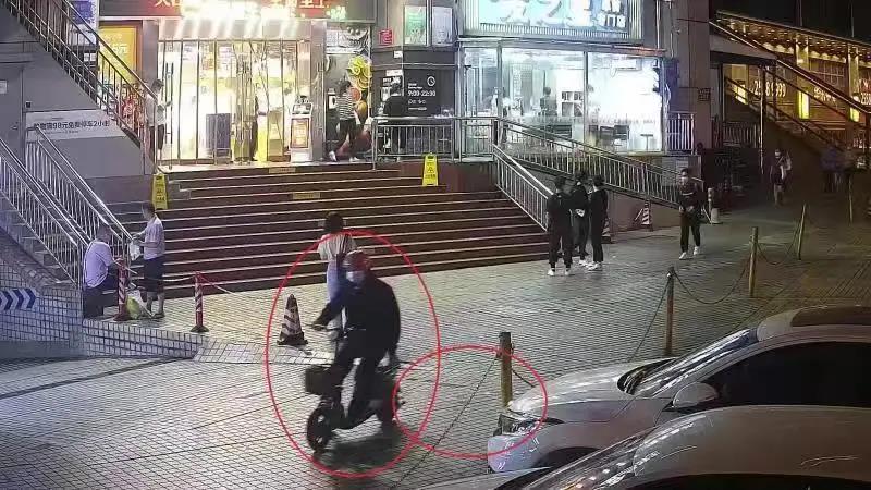 一外賣小哥“兼職”撒黃色小卡片，落網(wǎng)！