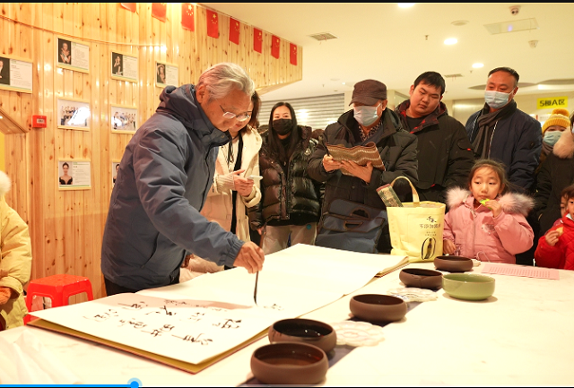 駐馬店文藝名家支教服務(wù)隊走進(jìn)花之梧培訓(xùn)學(xué)校