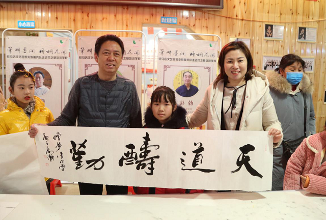 駐馬店文藝名家支教服務(wù)隊走進(jìn)花之梧培訓(xùn)學(xué)校