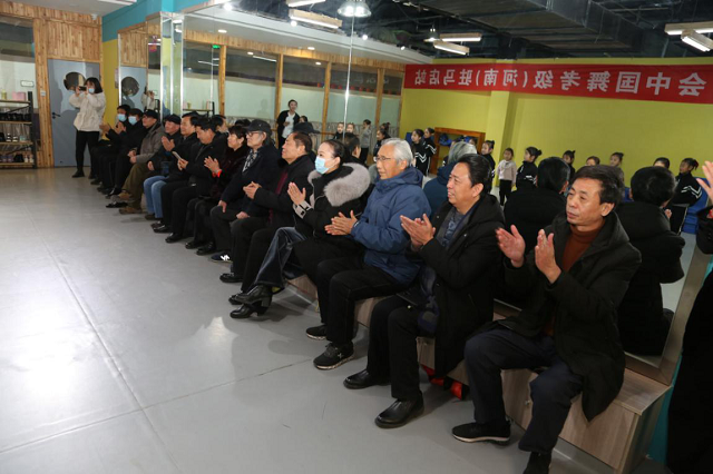 駐馬店文藝名家支教服務(wù)隊走進(jìn)花之梧培訓(xùn)學(xué)校