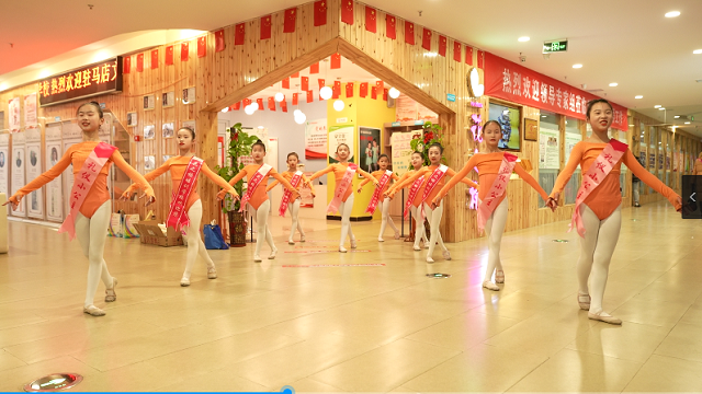 駐馬店文藝名家支教服務(wù)隊走進(jìn)花之梧培訓(xùn)學(xué)校