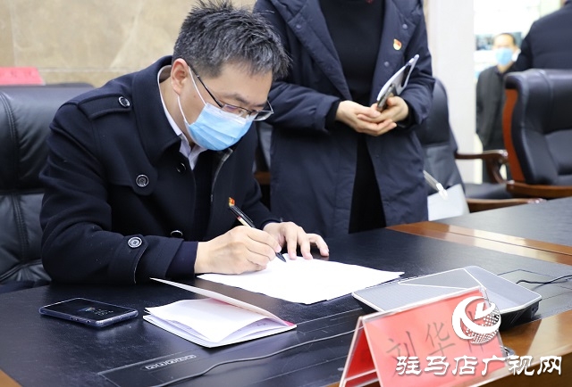 市政府副秘書(shū)長(zhǎng)劉華偉現(xiàn)場(chǎng)接聽(tīng)“12345”熱線