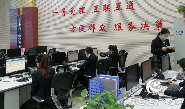 市政府副秘書(shū)長(zhǎng)劉華偉現(xiàn)場(chǎng)接聽(tīng)“12345”熱線