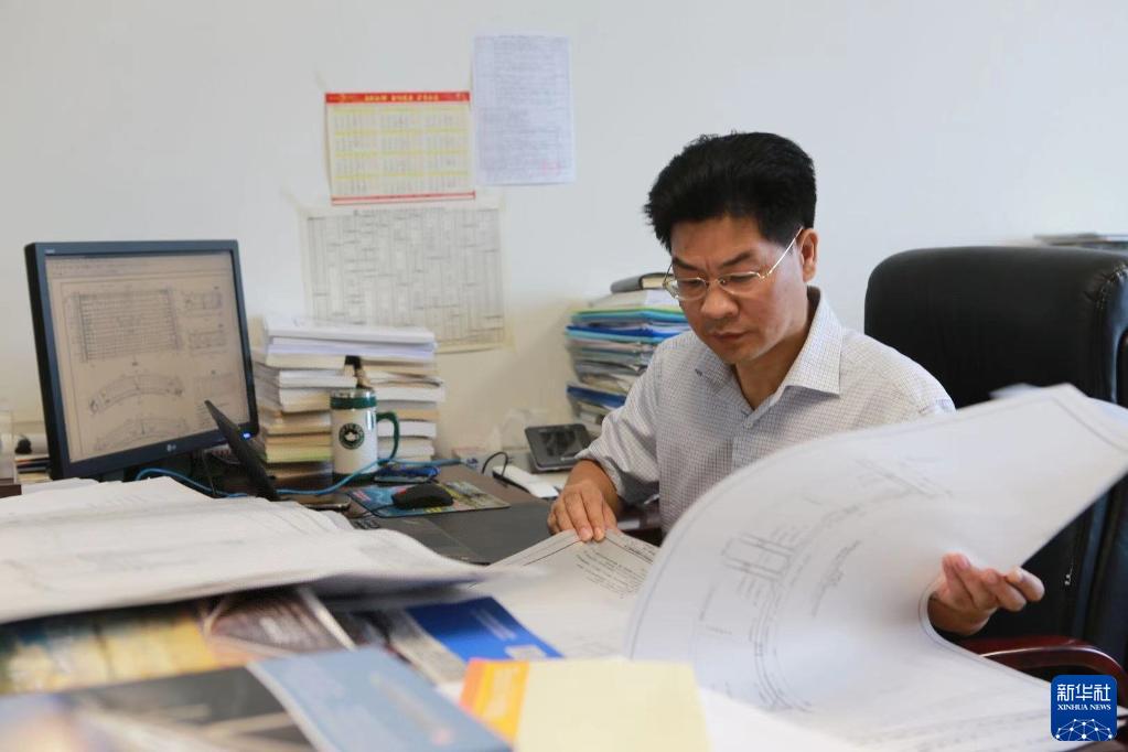 奮斗百年路 啟航新征程·中國(guó)共產(chǎn)黨人的精神譜系｜愛崗敬業(yè)、爭(zhēng)創(chuàng)一流——?jiǎng)谀＞袷鲈u(píng)