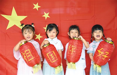 “到處可見的‘中國(guó)紅’，是最美的色彩”