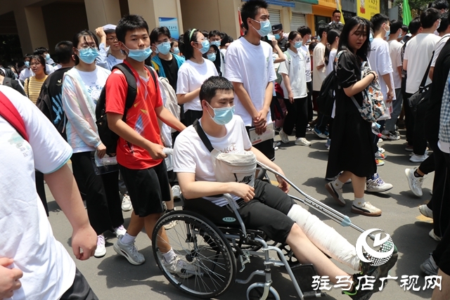 高考第一場結(jié)束了！看孩子們信心滿滿走出考場