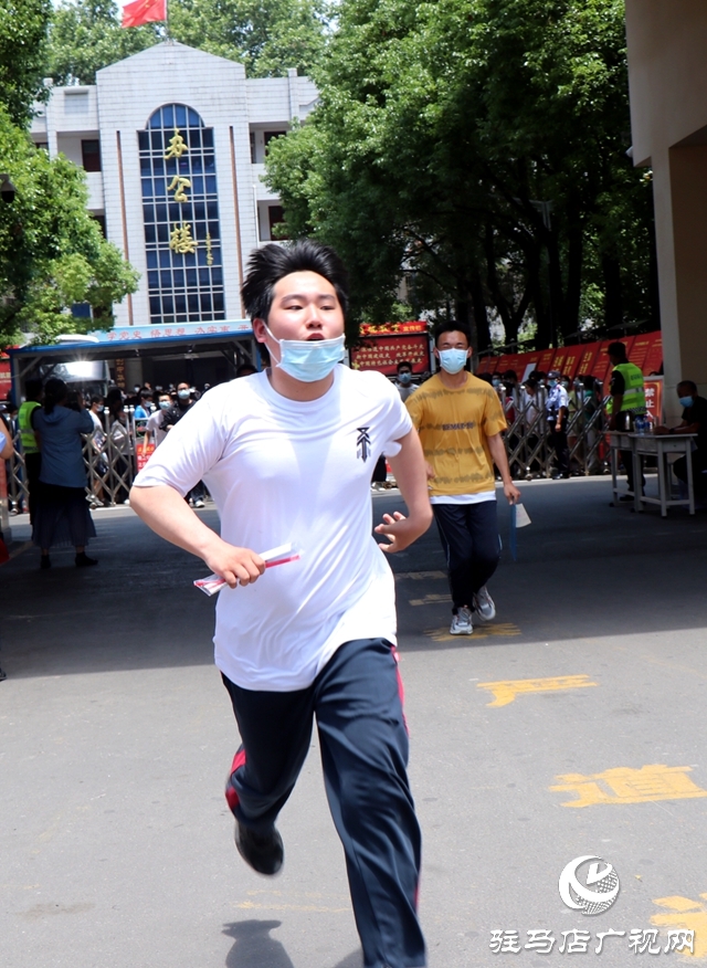 高考第一場結(jié)束了！看孩子們信心滿滿走出考場