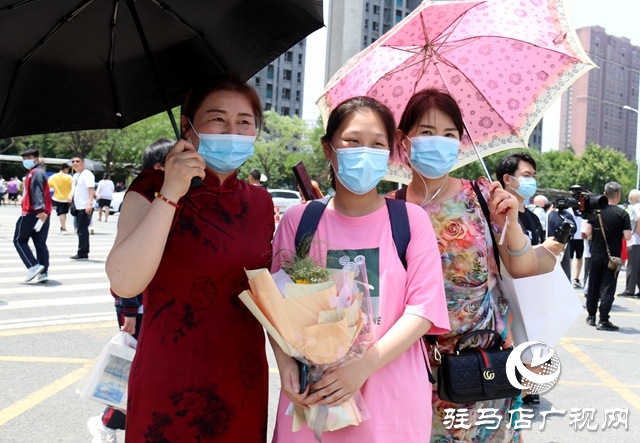 高考第一場結(jié)束了！看孩子們信心滿滿走出考場