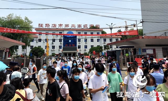 高考第一場結(jié)束了！看孩子們信心滿滿走出考場