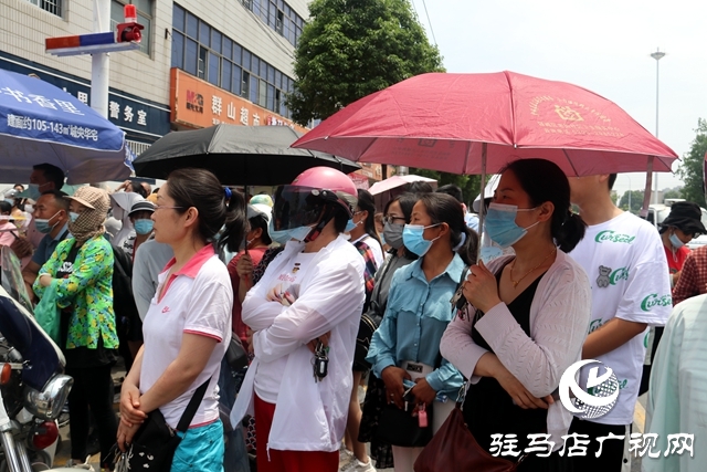 高考第一場結(jié)束了！看孩子們信心滿滿走出考場