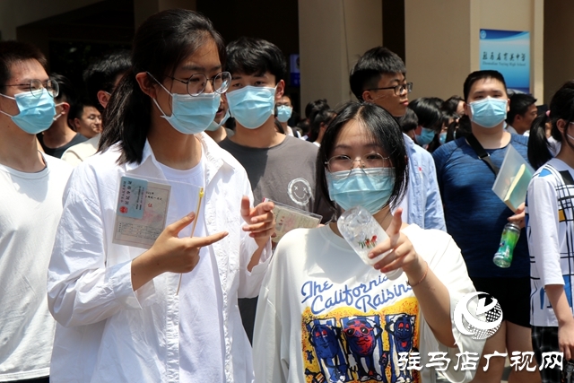高考第一場結(jié)束了！看孩子們信心滿滿走出考場
