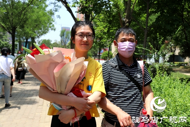 高考第一場結(jié)束了！看孩子們信心滿滿走出考場