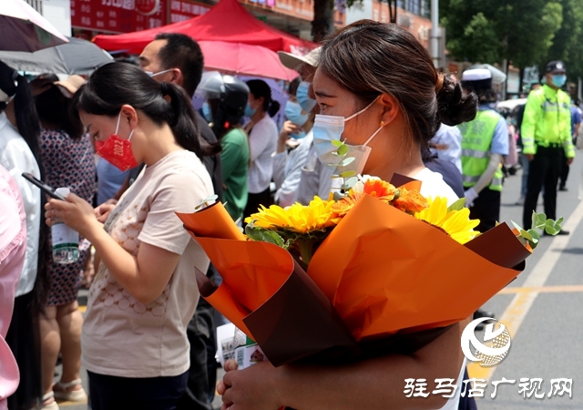 高考第一場結(jié)束了！看孩子們信心滿滿走出考場