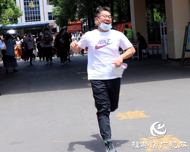 高考第一場結(jié)束了！看孩子們信心滿滿走出考場
