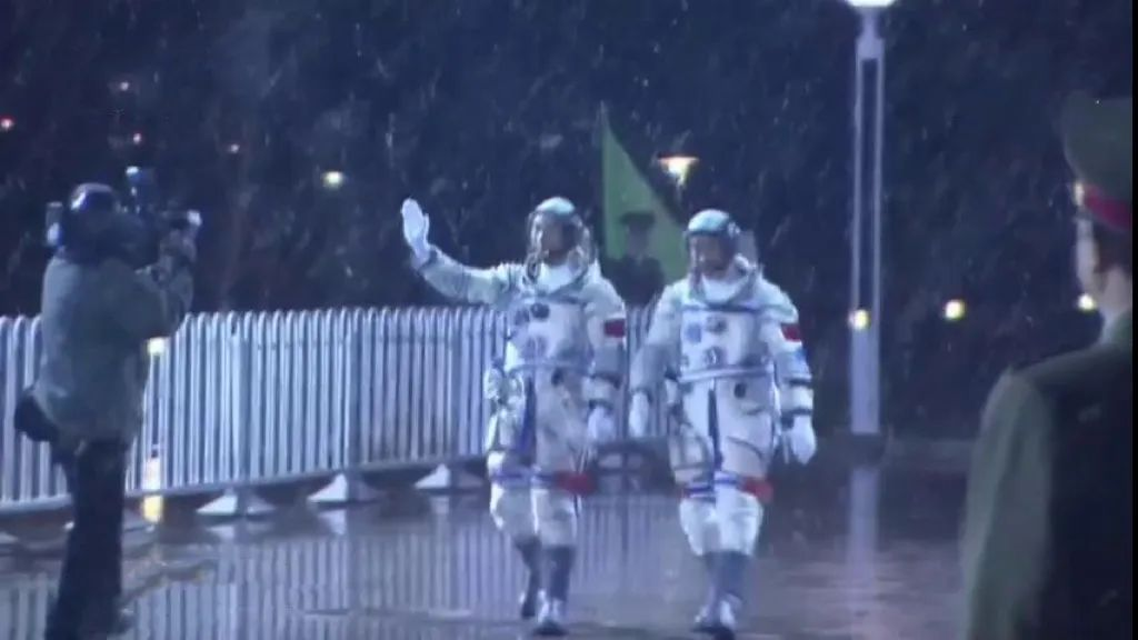 航天新征程 | 17 年前太空翻筋斗，他將再度“飛天”！