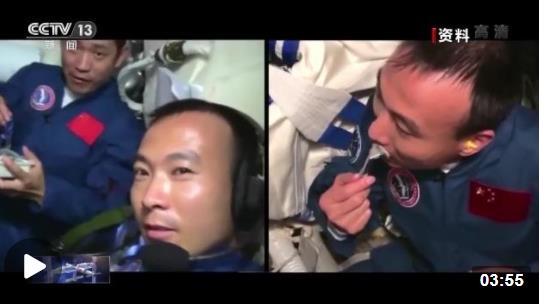 保持隨時(shí)備戰(zhàn)狀態(tài)17年 把筋斗翻到太空的費(fèi)俊龍?jiān)偕咸? /></a></p>
<p>2005年10月12日神舟六號(hào)飛船發(fā)射升空，這是我國第二艘搭載航天員的飛船，也是我國第一艘執(zhí)行“多人飛天”任務(wù)的載人飛船。航天員費(fèi)俊龍、聶海勝搭乘神舟六號(hào)在太空?qǐng)?zhí)行了為期五天的飛行任務(wù)，這是我國載人航天工程“三步走”戰(zhàn)略進(jìn)入第二步任務(wù)的重要開局。</p>
<p style=