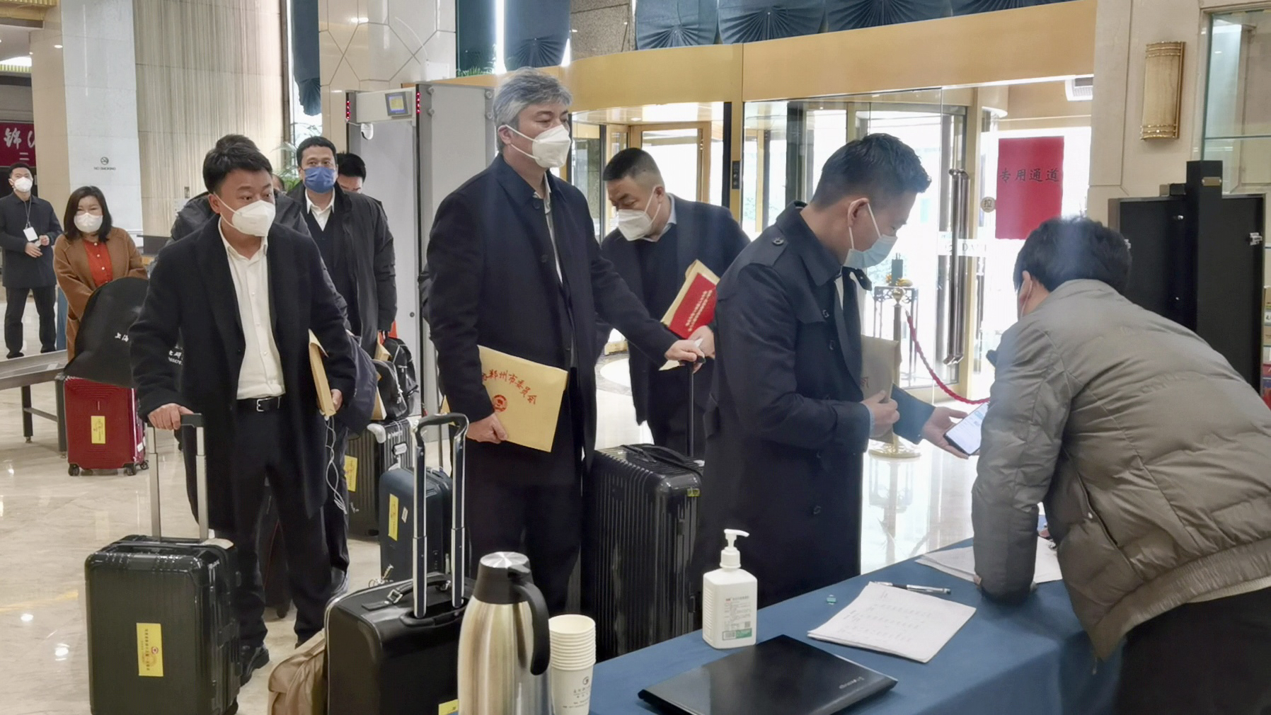 出席河南省政協(xié)十三屆一次會(huì)議委員陸續(xù)報(bào)到