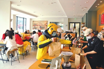 縣城小店迎“開門紅” 今年春節(jié)期間，河南縣域消費(fèi)市場(chǎng)呈快速回暖態(tài)勢(shì)