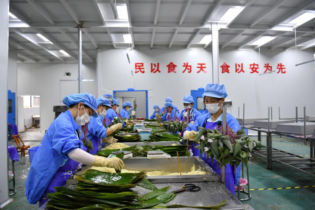 包粽子、造龍舟、收艾葉——汨羅江畔迎端午