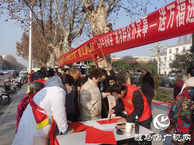 泌陽縣文聯(lián)攜愛心企業(yè)開展送福進(jìn)萬家暨義診活動