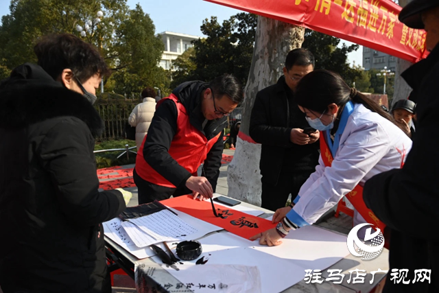 泌陽縣文聯(lián)攜愛心企業(yè)開展送福進(jìn)萬家暨義診活動