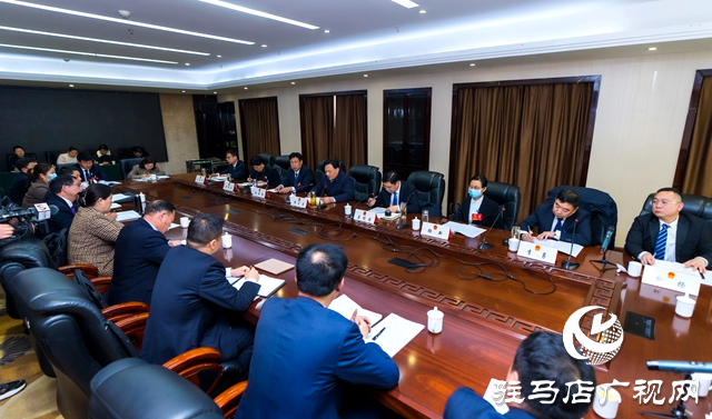 西平縣委書記侯公濤與出席第十六屆四次會(huì)議的人大代表 集中審議政府、計(jì)劃、財(cái)政三個(gè)報(bào)告