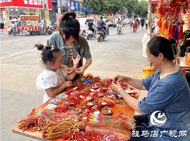 平輿縣：香包滿(mǎn)街頭 飄出“端午香”
