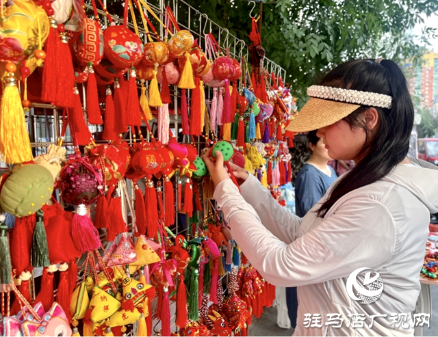 平輿縣：香包滿(mǎn)街頭 飄出“端午香”