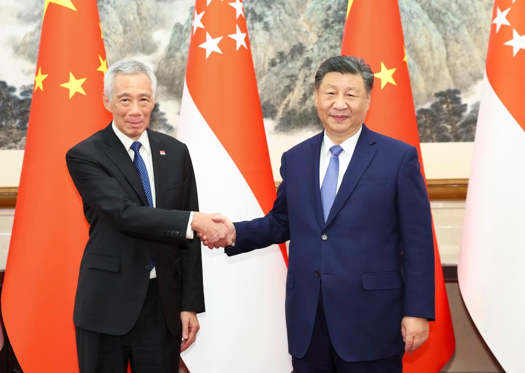 習近平會見新加坡國務(wù)資政李顯龍