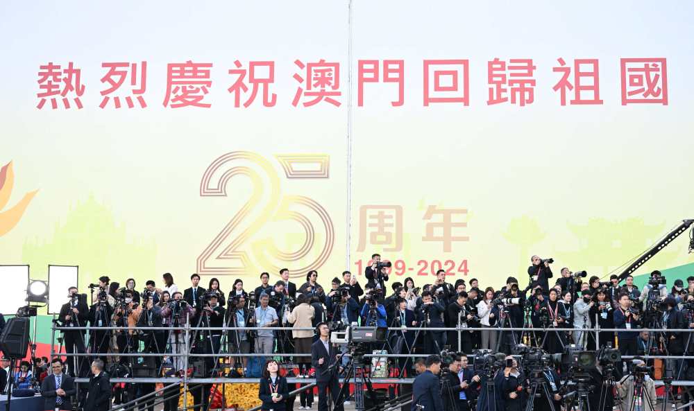 高清大圖丨習(xí)近平抵達(dá)澳門(mén)受到熱烈歡迎