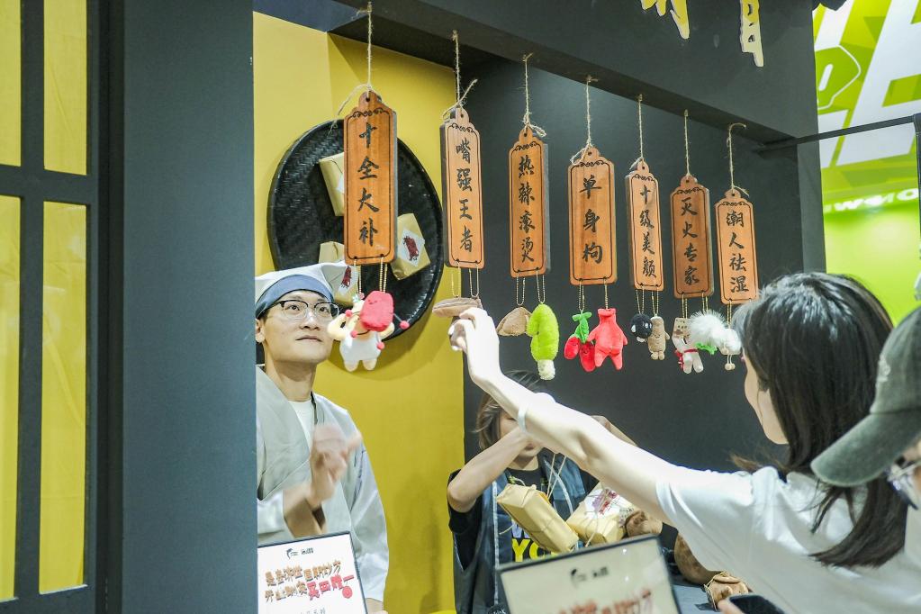 中國經(jīng)濟(jì)樣本觀察·“鎮(zhèn)”了不起｜買玩具？到這里！“玩”出來的百億元“情緒產(chǎn)業(yè)”
