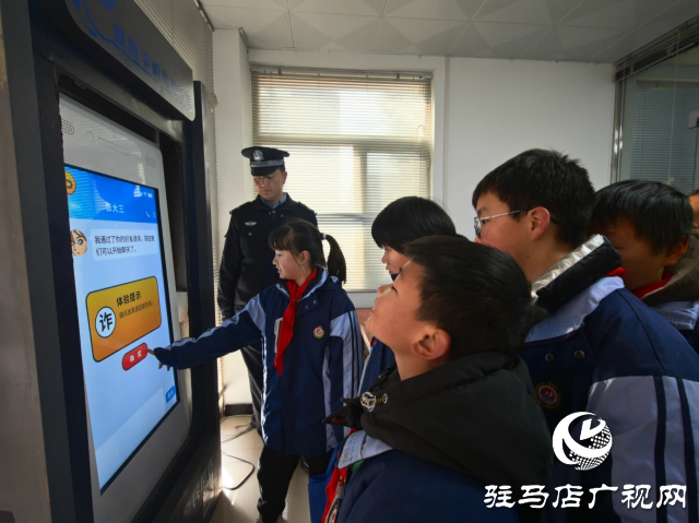 正陽縣：學(xué)生走進(jìn)警營(yíng) 感受別樣“警”彩
