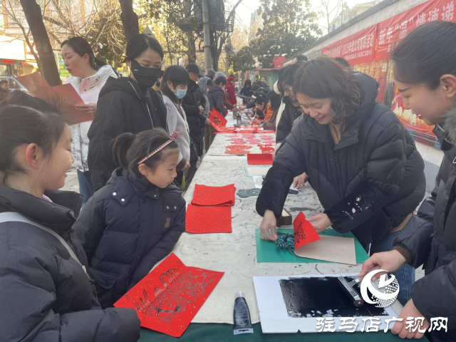 驛城區(qū)西園街道辦事處開展“書香傳文明 迎春納新福”義寫春聯(lián)活動(dòng)