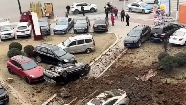 “小孩放鞭炮引爆沼氣致8車受損”：事故情況將繼續(xù)通報，核查車主直播引流