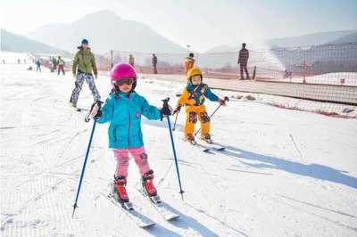 兒童滑雪時撞倒游客致其損傷，責任誰承擔？